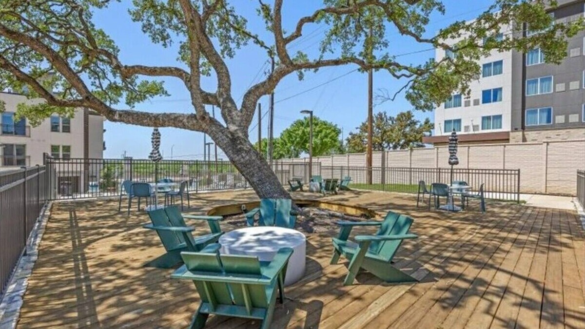 McNeil Apartment | Cozy Luxe Stay w Pool, BBQ, Lounge, Gym & Parking