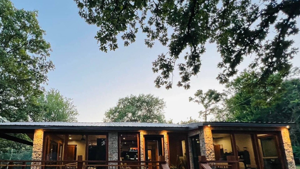 Broken Arrow House | Cozy Luxurious Home on Reservoir w/ Stunning Views! 20 minutes to Airport!