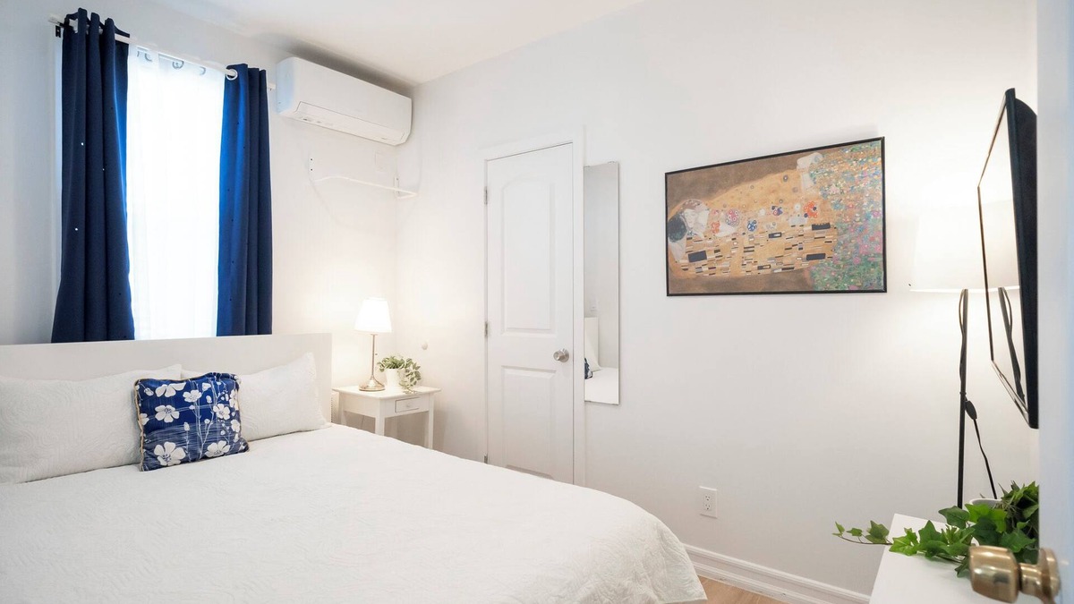 Queens House | Cozy, Luxury 1-2 Bedroom Townhome by Main Street in Charming Flushing, NY.