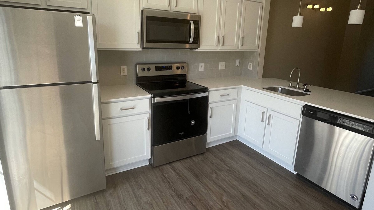 Novi Apartment | Cozy Luxury 2 BR With Free Parking