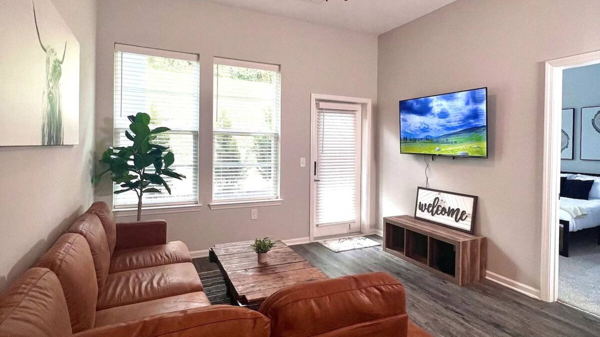 Covington Apartment | Cozy Luxury Apt design w/pool & Cincinnati view