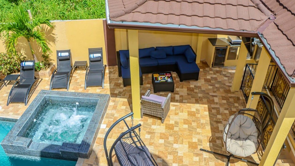 Green Island House | Cozy Luxury Hideaway With Free Wifi,Parking,Swimming Pool&Jacuzzi Near Negril 1b