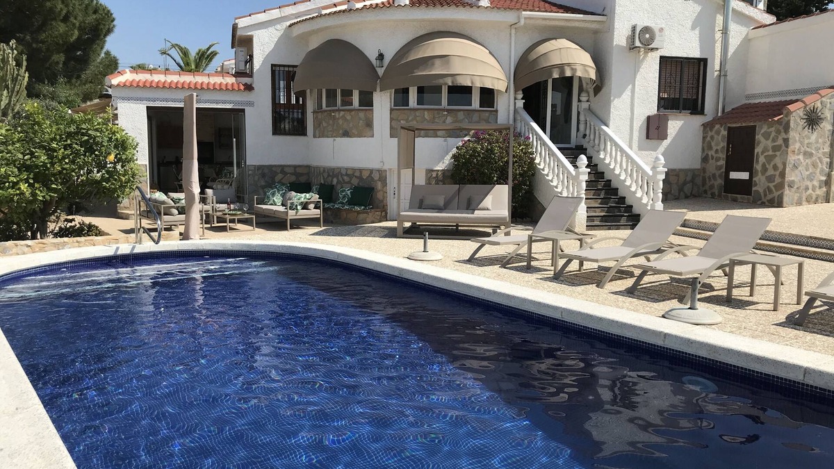 Rojales Villa | Cozy luxury villa and private pool and countless relaxing places to enjoy sun