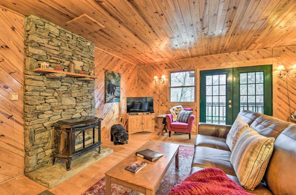 Maggie Valley House | Cozy Maggie Valley Cabin with Deck and Private Hot Tub