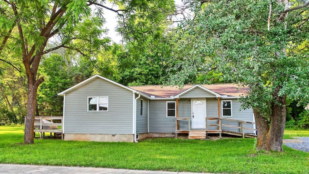 Maiden House | Cozy Maiden Country Home - 3 Bedroom with Backyard Deck