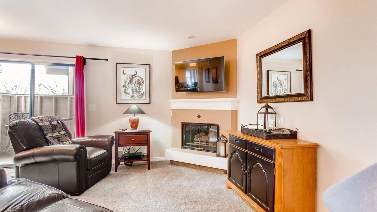 Greenwood Village Condo | Cozy main floor 2-bedroom condo with pool & fitness area