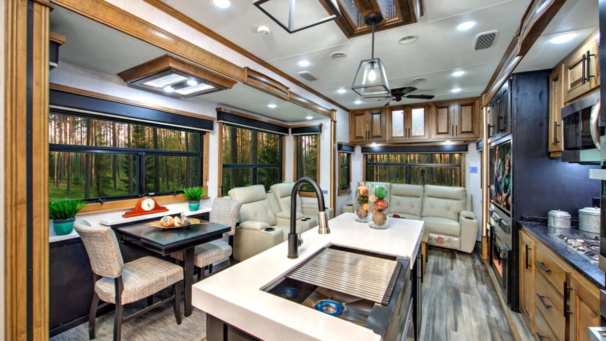 Winterville House | Cozy Mansion on Wheels for Rent Monthly/Annually ONLY.