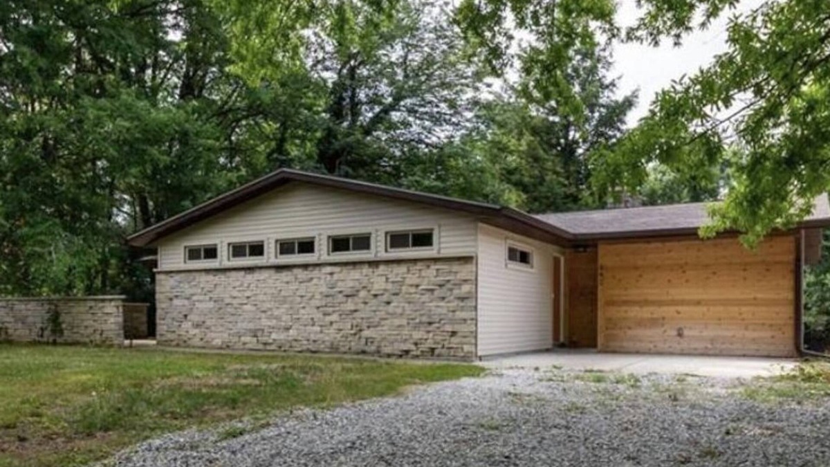 Bloomington House | Cozy Mid Century 5 minutes from IU stadium