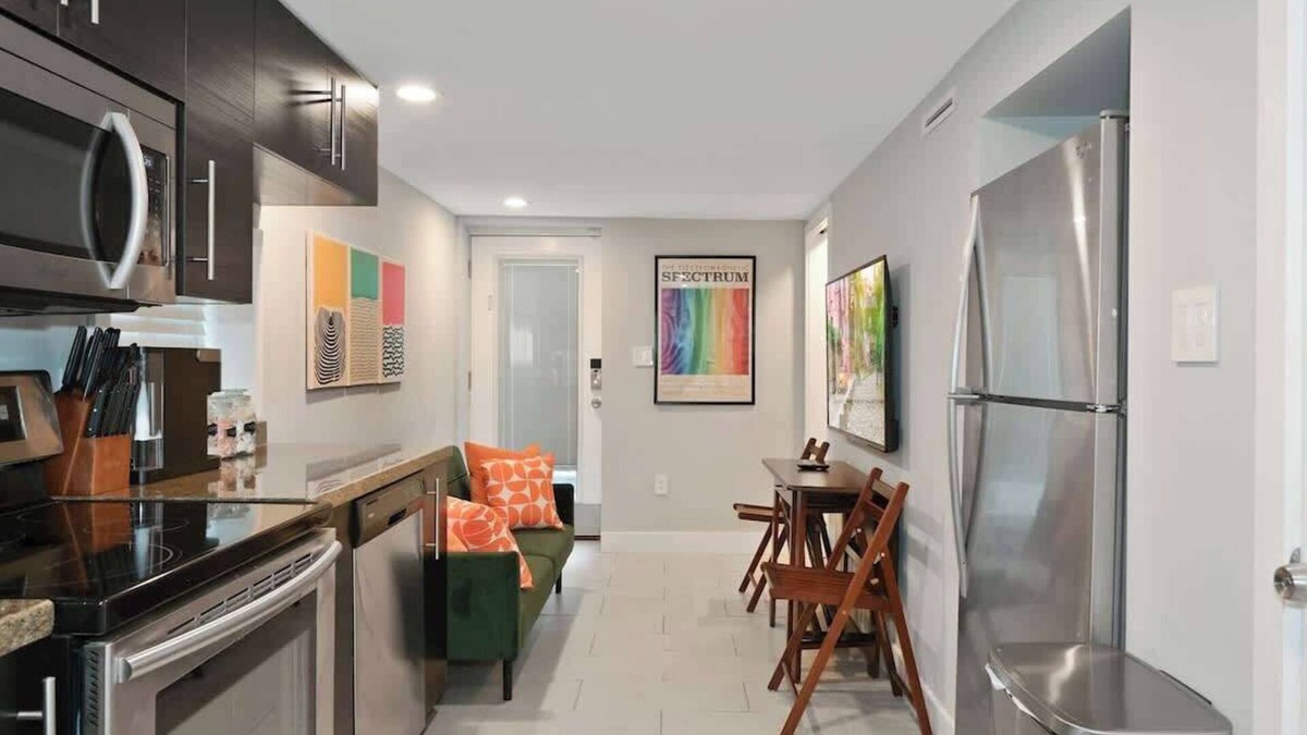 Columbia Heights Condo | Cozy Mid-Century Apartment Steps From Restaurants