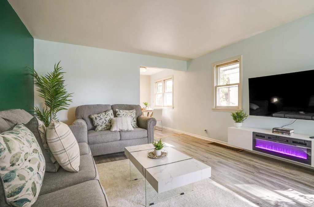 Morris Park House | Cozy Minneapolis Duplex - 10 Mi to Downtown!