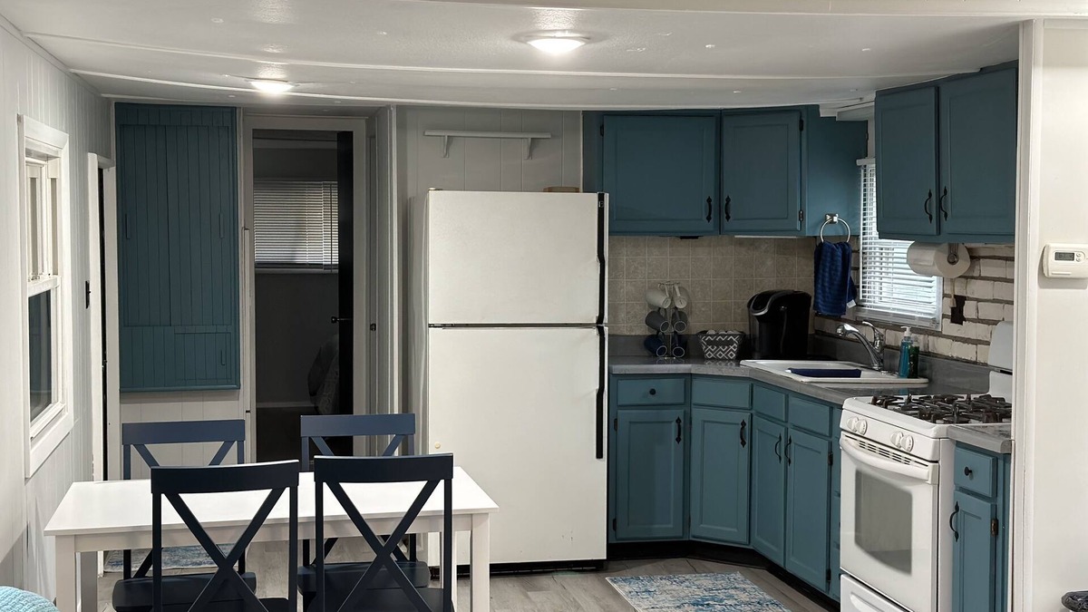 Port Clinton House | Cozy Mobile Home