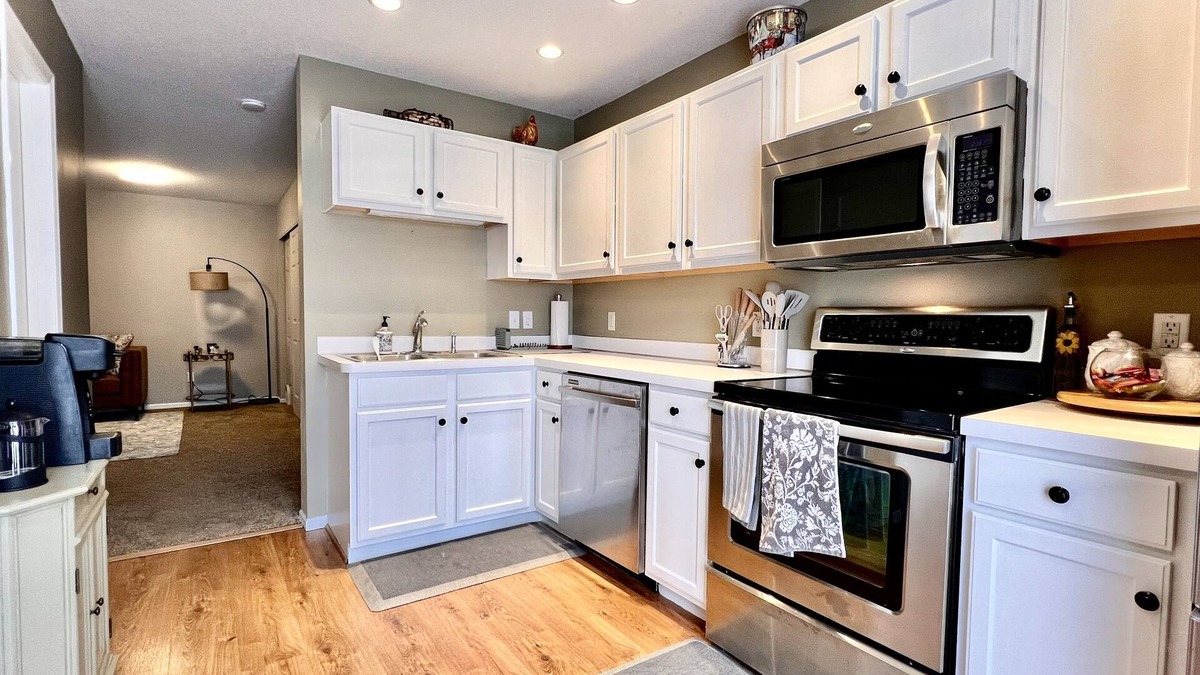 Shakopee House | Cozy modern 2-bedroom townhome with king suite in Shakopee