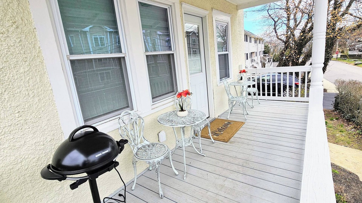 Greenwich Apartment | Cozy modern 2br retreat in charming Greenwich. Just remodeled!