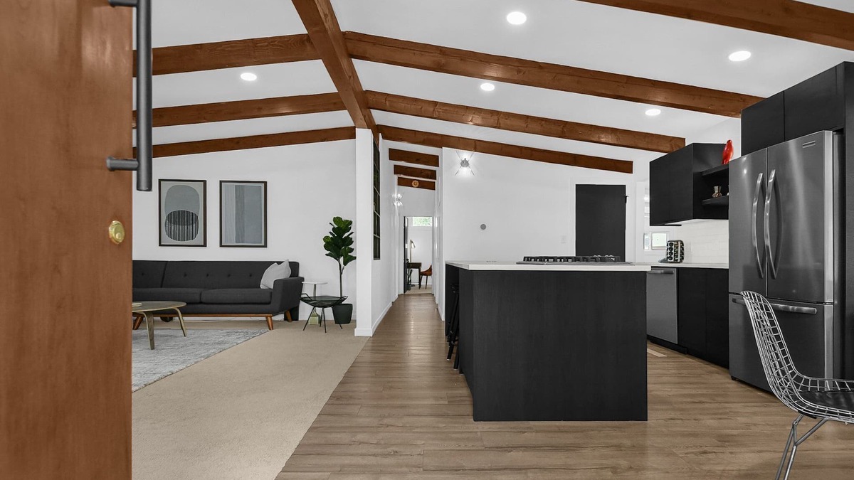 Worthington House | Cozy, modern 3BR California ranch-style home in Columbus, Ohio