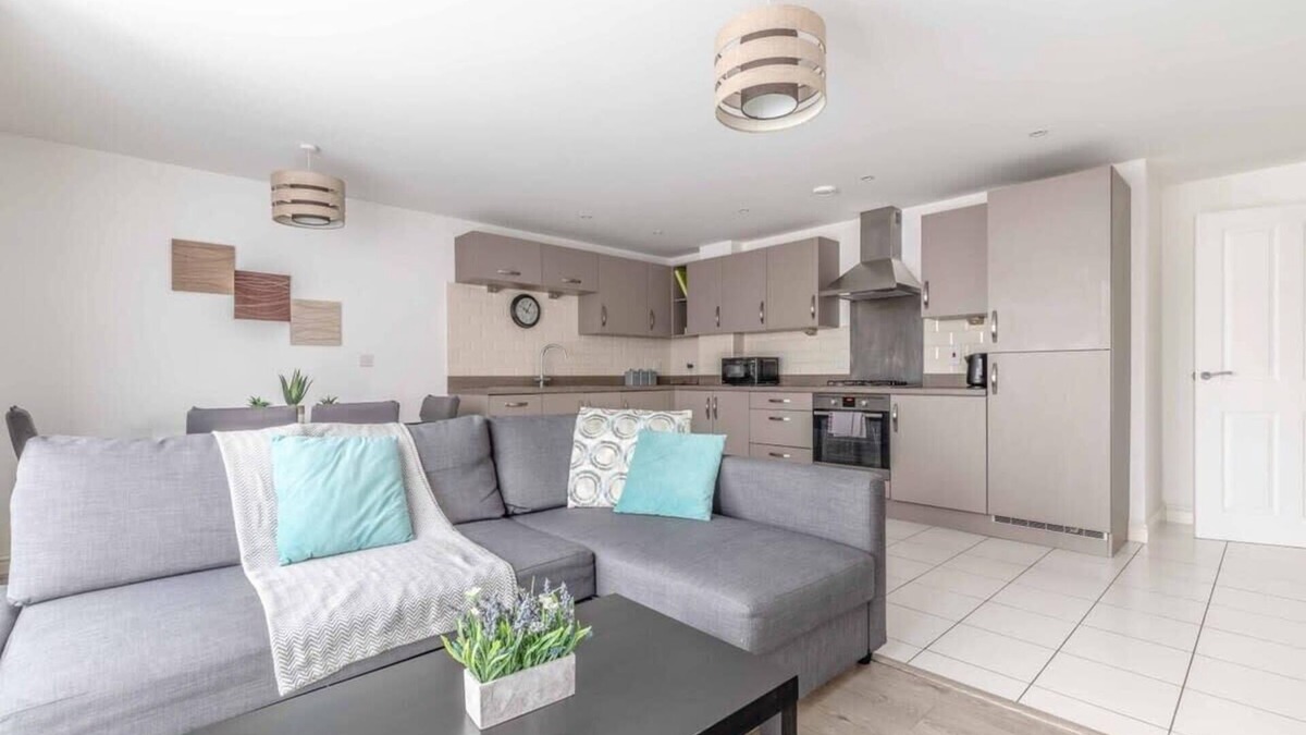 Langley Marish Condo | Cozy Modern Apartment in Slough