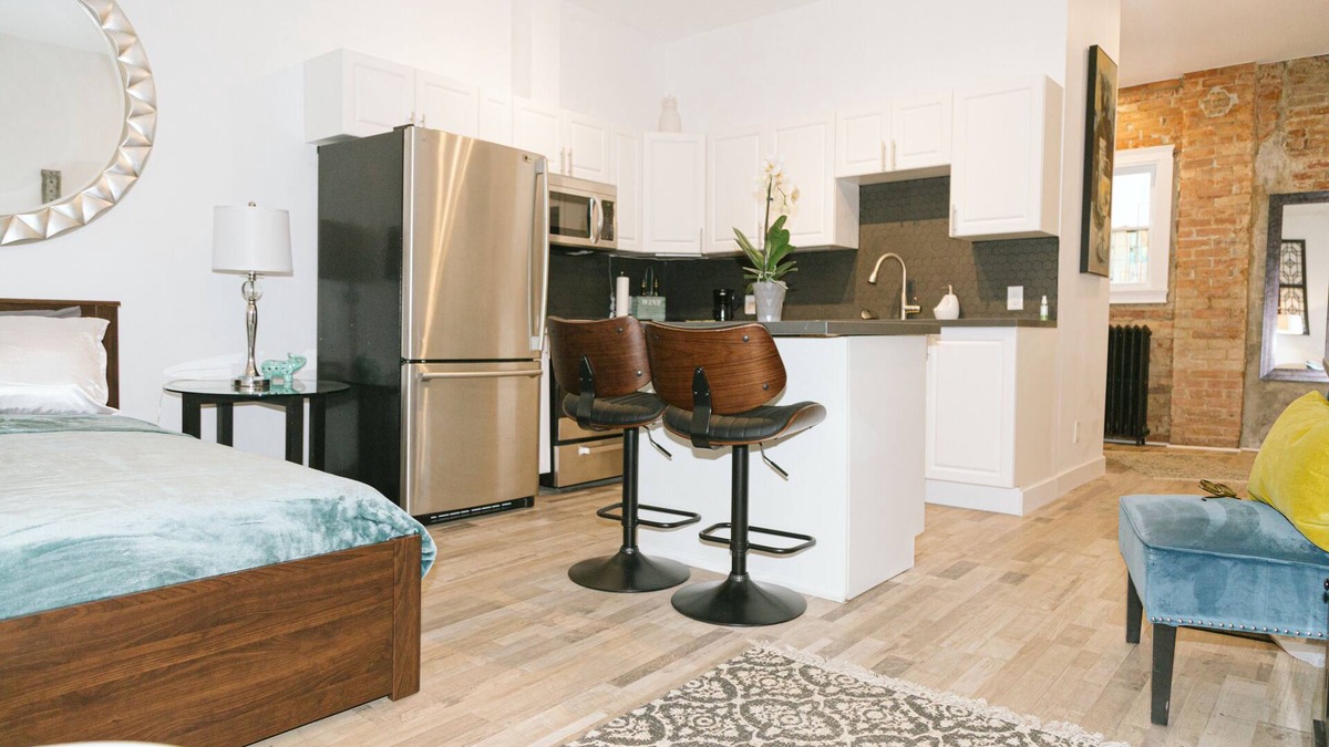 Dufferin Grove Apartment | Cozy Modern Bachelor in the Heart of Toronto