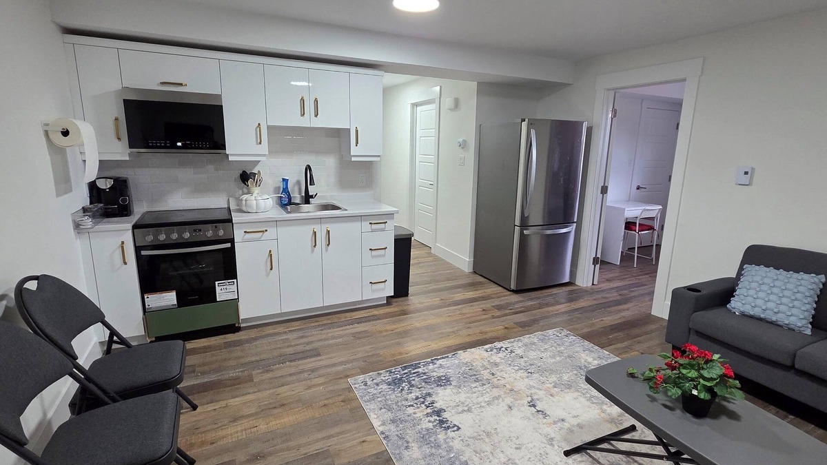 Riverview House | Cozy Modern Basement Suite in Riverview