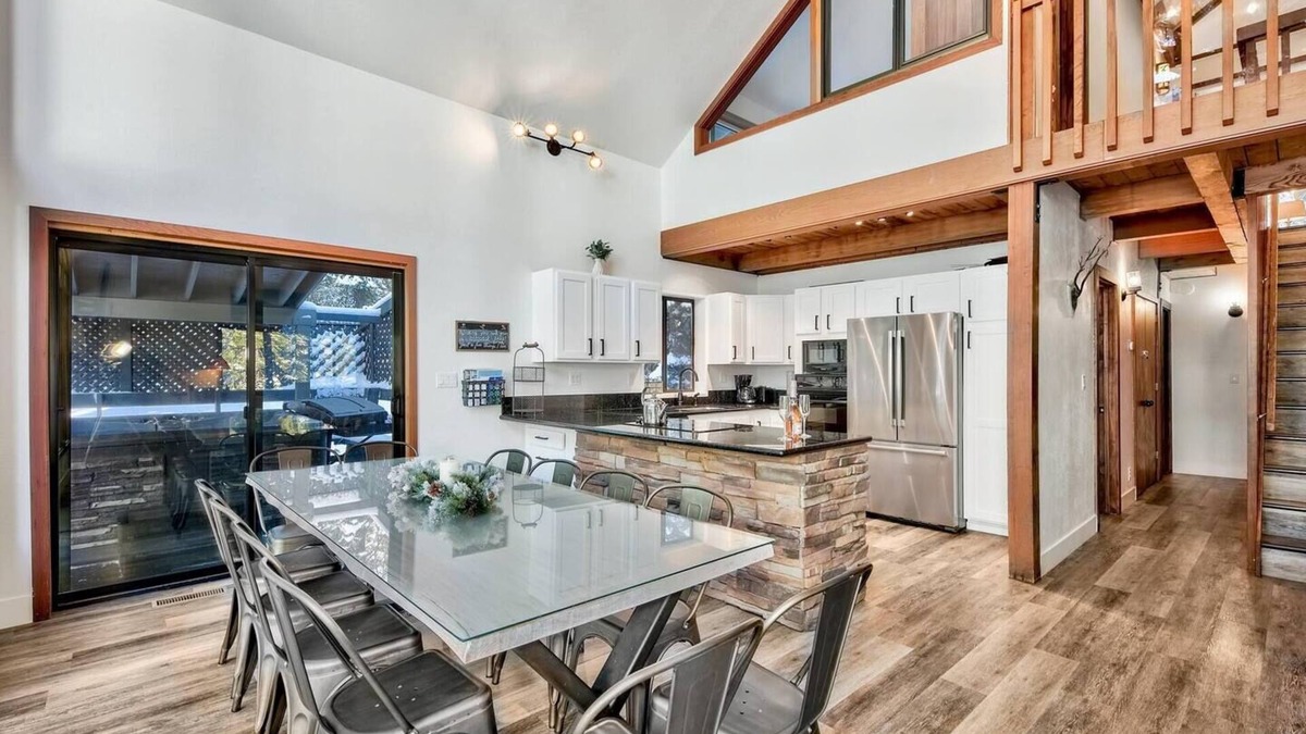 Kingswood Estates Cabin | Cozy Modern Cabin | Hot Tub & 9 Min to Northstar