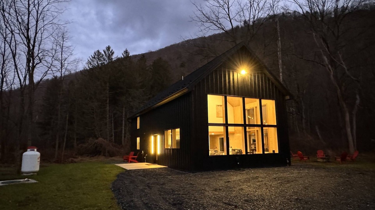 Hyner Cabin | Cozy modern cabin in the woods. 5+ acres. 16 min's to Hyner. 1hr PSU. EV CHARGER