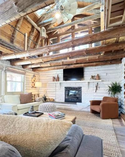 Ashland House | Cozy, Modern Cabin Retreat 8 min to Windham mtn