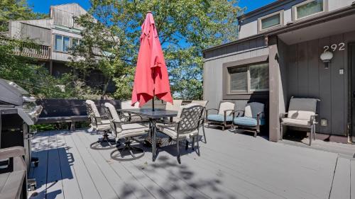 Tannersville House | Cozy Modern Camelback House