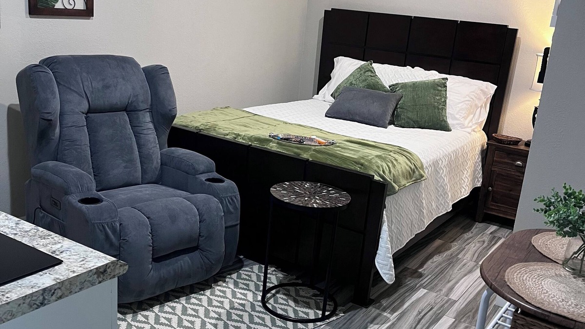 Greater Northdale Apartment | Cozy-modern-charming Studio-Converted Garage-WiFi-AC in Northdale Area in Tampa.