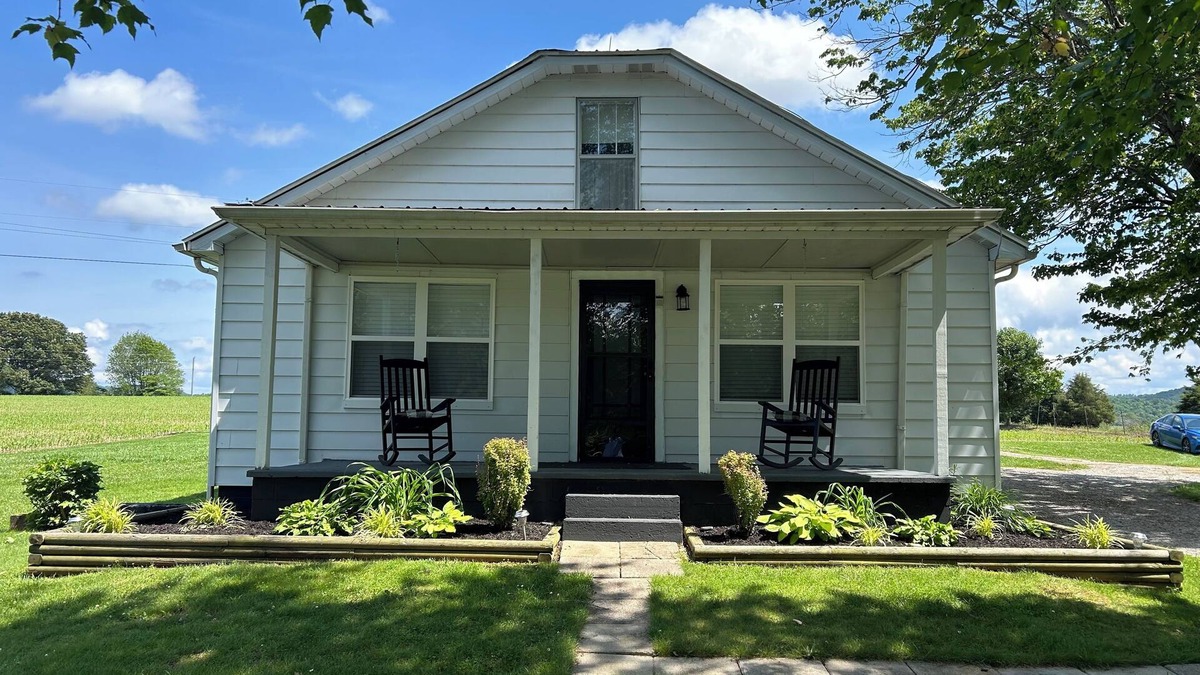 Sloans Valley House | Cozy modern farmhouse w/garage- Only 5 miles to Lake Cumberland!
