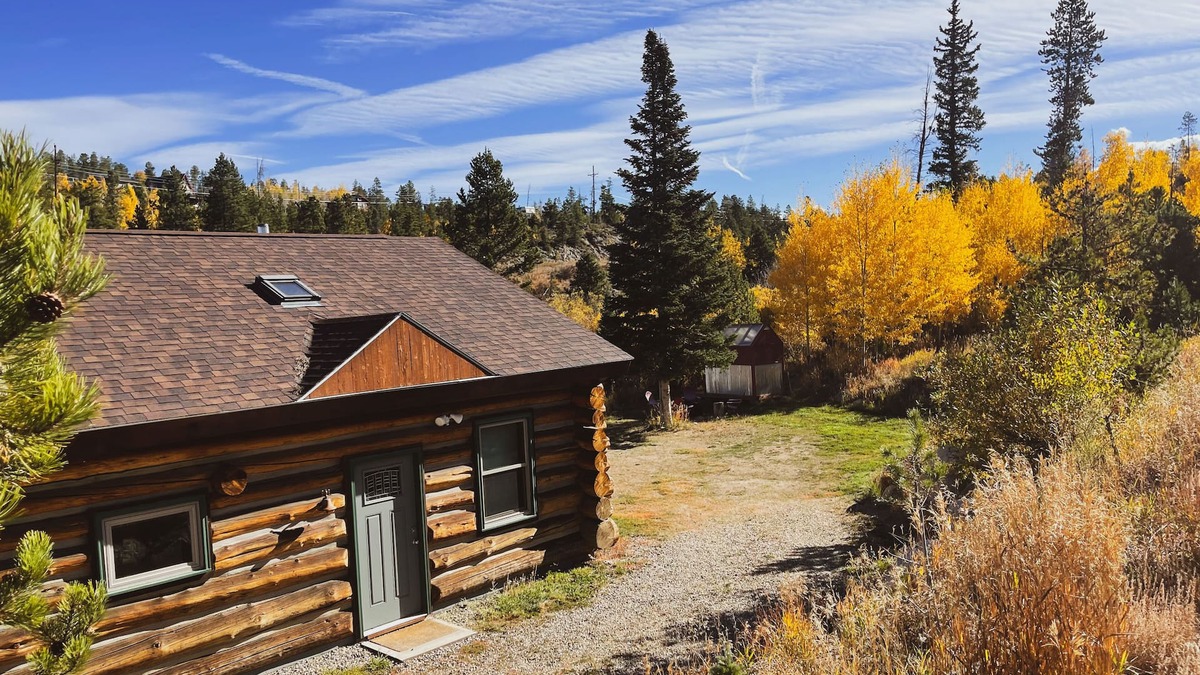 Alpine Acres Cabin | Cozy, Modern Log Cabin Getaway ~ 20 Min to Winter Park