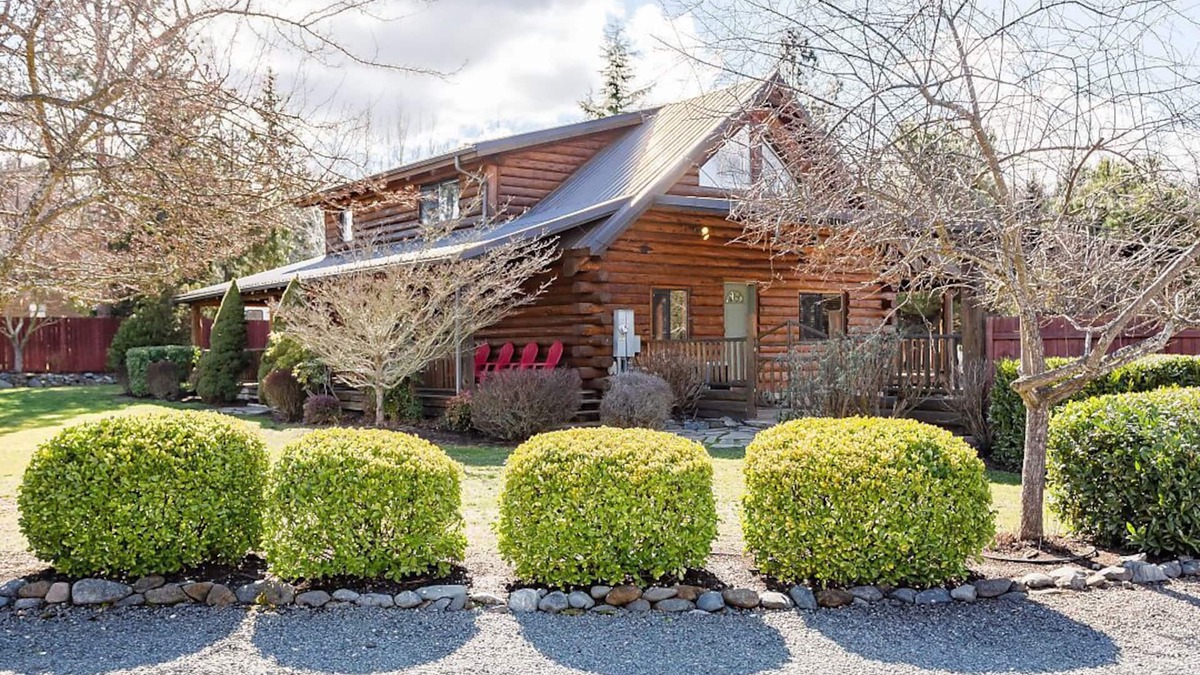 Medford Cabin | 🐾 Cozy Modern Log Home with Amazing Backyard/BBQ 3 bd 2 bth 🐾