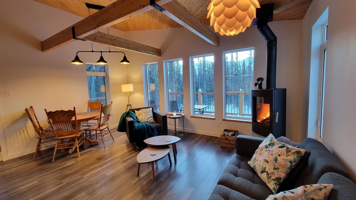Haines Junction House | Cozy modern mountain home with views
