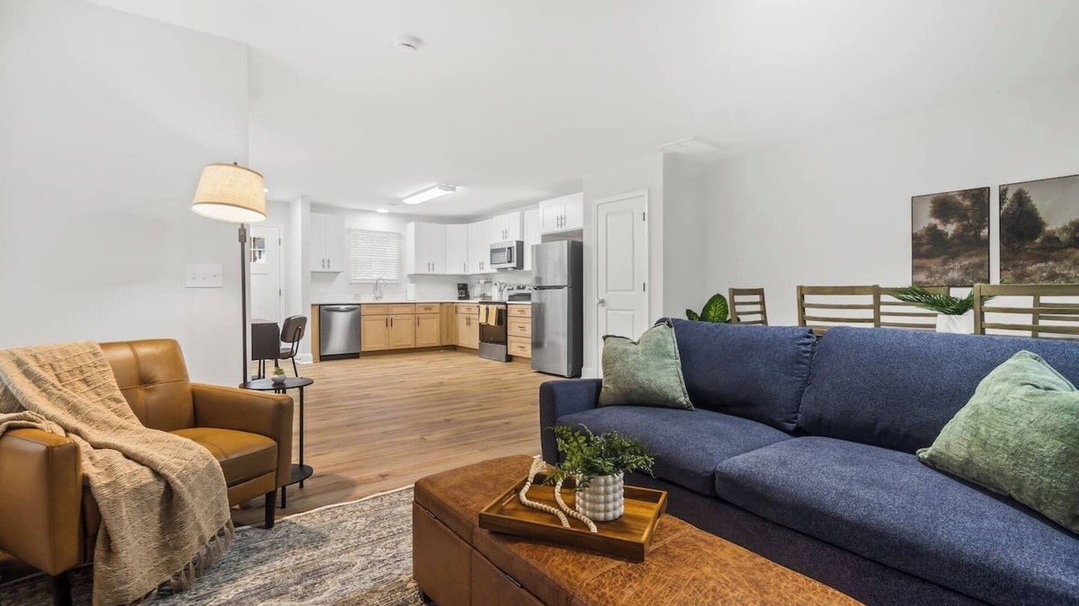 Taylors House | Cozy & Modern New-Build, 10 min to Greenville, Private Deck for Relaxing