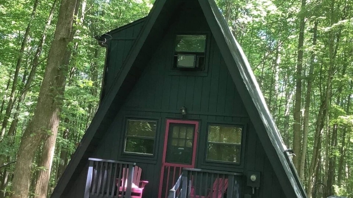 Berkeley Springs Cabin | Cozy Modern Private Cabin with Hot Tub in Coolfont
