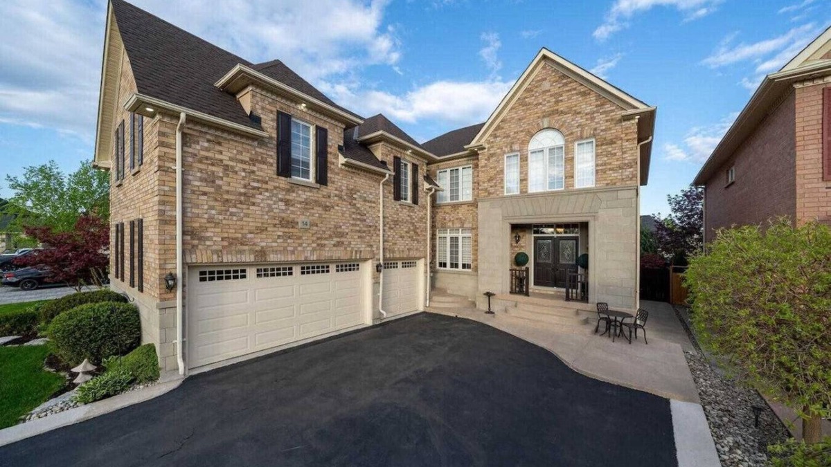 Brampton House | Cozy Modern Retreat Minutes from Pearson Airport – Perfect for Travelers!