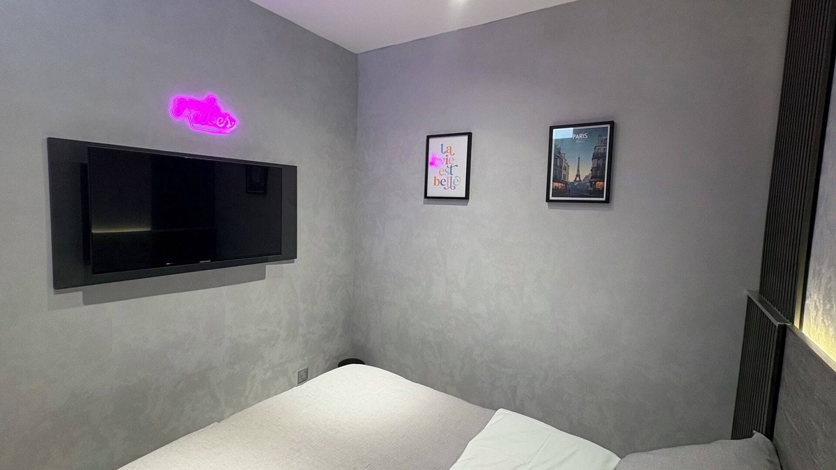 Combat Hotel | Cozy & Modern Room | Break in Belleville Metro & République
