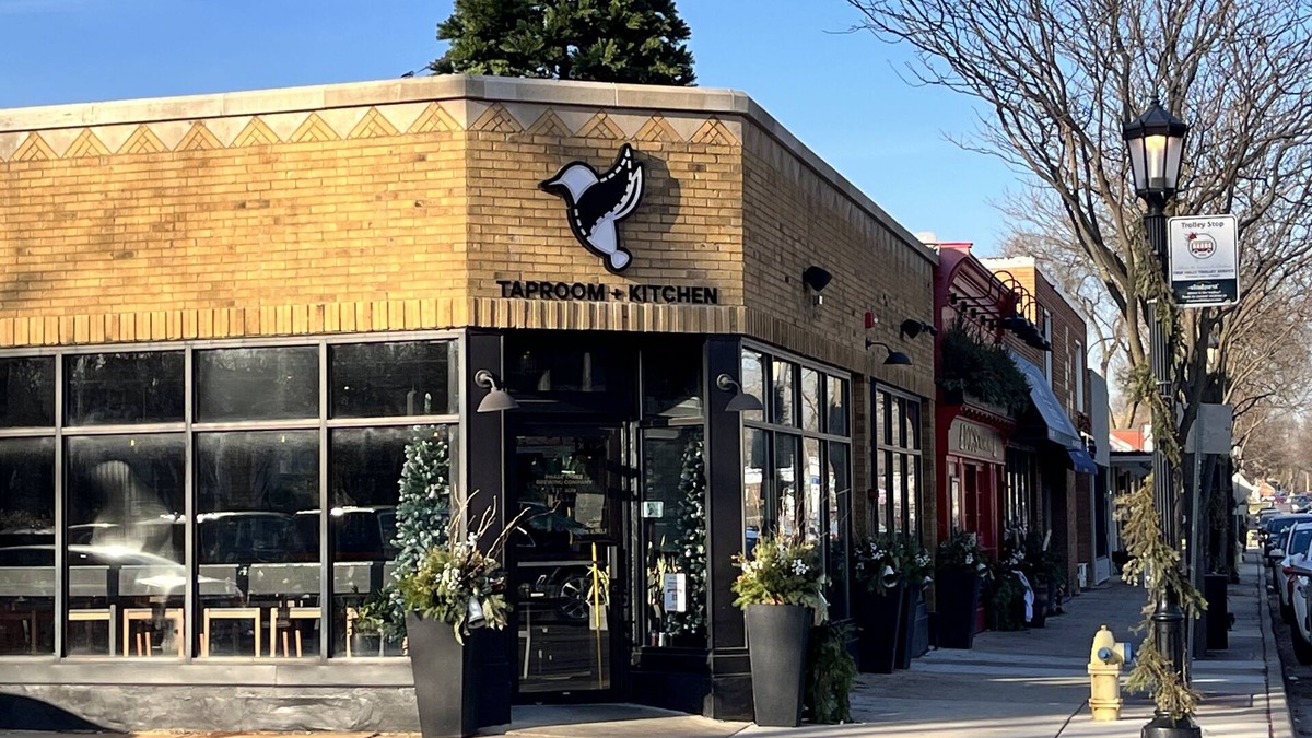 Elmhurst House | Cozy, modern, & steps to shops! Pet friendly too!