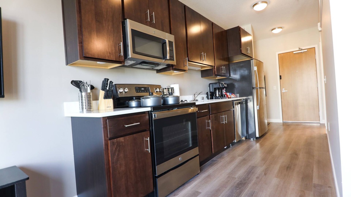 Union Park Apartment | Cozy modern studio apartment with work out room, underground parking, and W/D