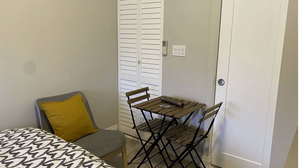 Palmerston Apartment | Cozy modern studio in the heart of Downtown Toronto. Walk to subway & university