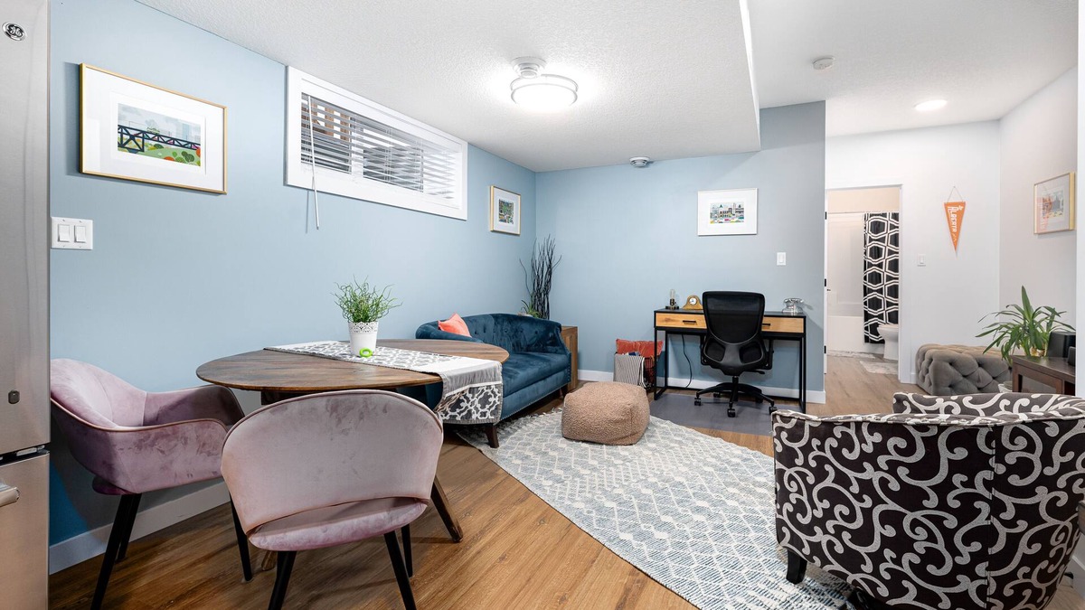 Southeast Edmonton House | Cozy, modern suite in trendy, historic Hazeldean. Close to Whyte/UofAnn