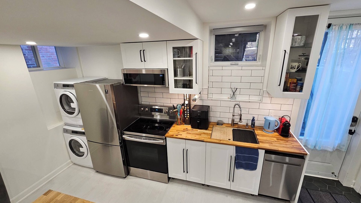 Parkdale Apartment | Cozy & modern suite in Toronto - steps from Transit and the Lake!
