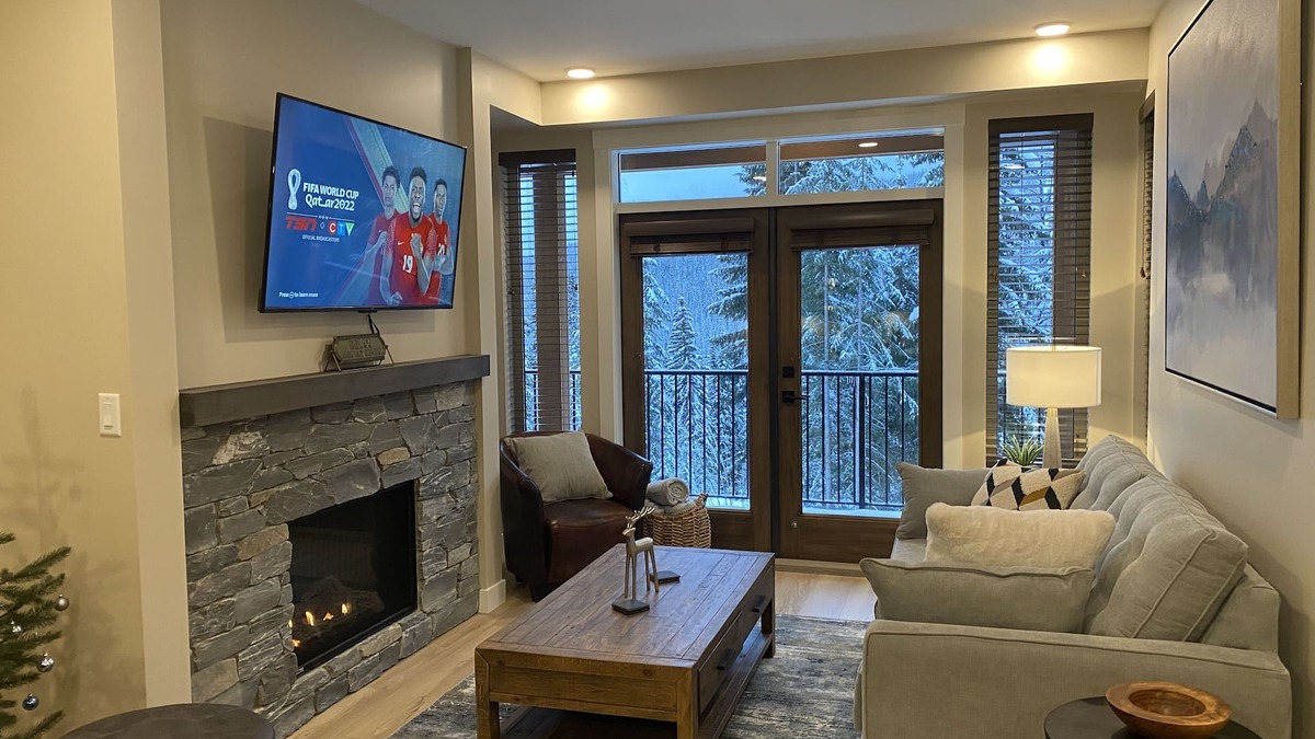Sun Peaks House | Cozy Modern True Ski-in/Ski-out, Hot Tub, Townhouse