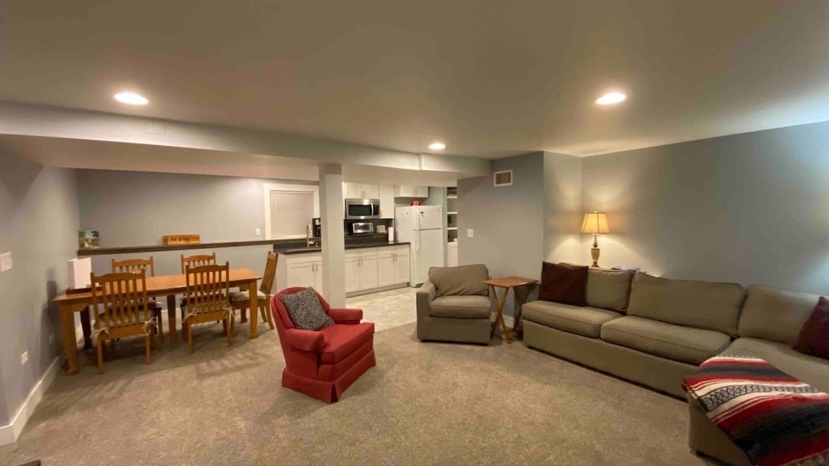 Oak Park Apartment | Cozy modern unit w/easy access to downtown Chi