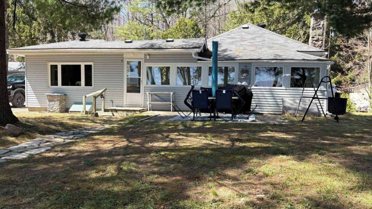 Douro-Dummer Cottage | Cozy, Modern Year-Round Lakefront Cottage with 100ft Shoreline and Stunning View