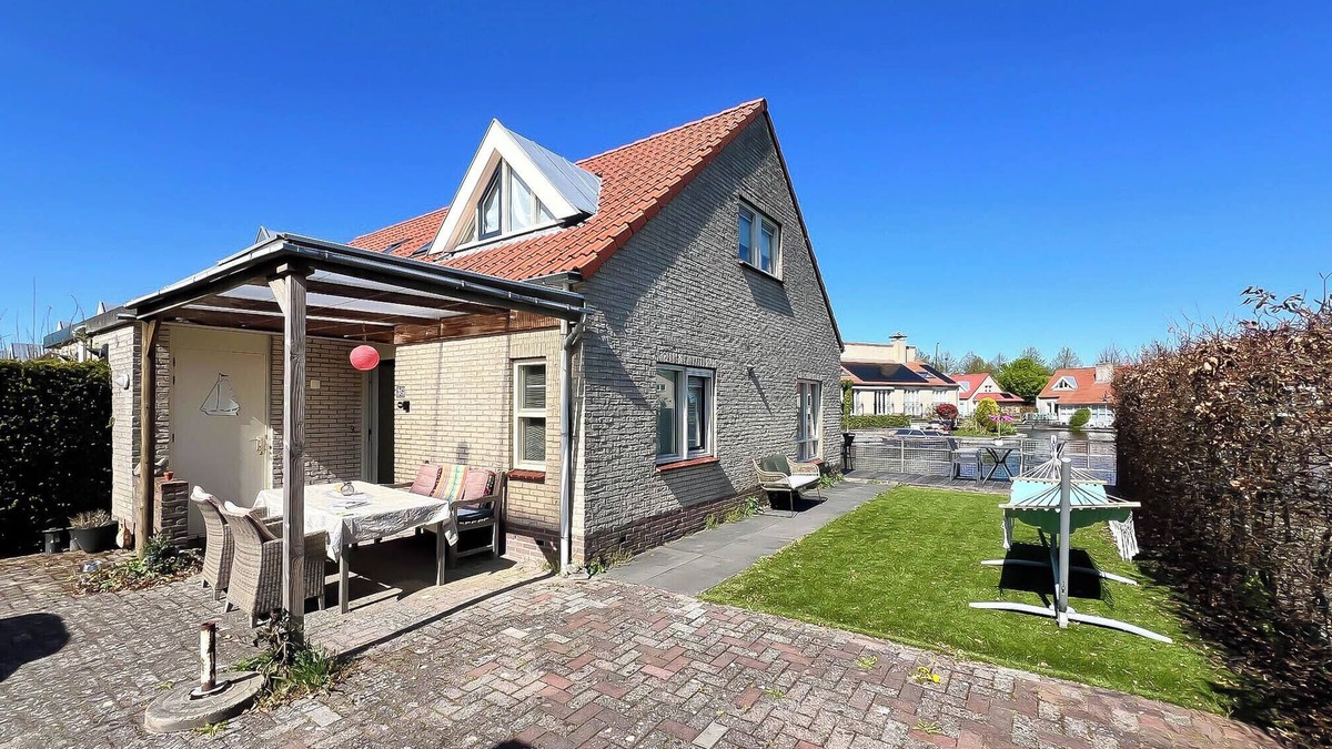 Langweer House | Cozy, modernly furnished holiday home with a nice terrace and a jetty