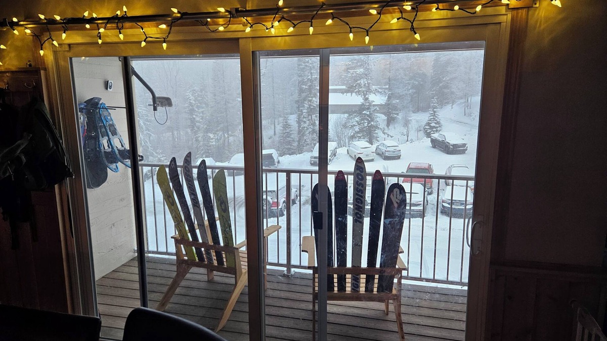 Mead Condo | Cozy Mount Spokane Condo w/Wi-Fi, access to Hot Tub, Pool and Sauna