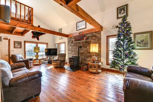 Mount Union House | Cozy Mount Union Cabin with Fire Pit and River Access