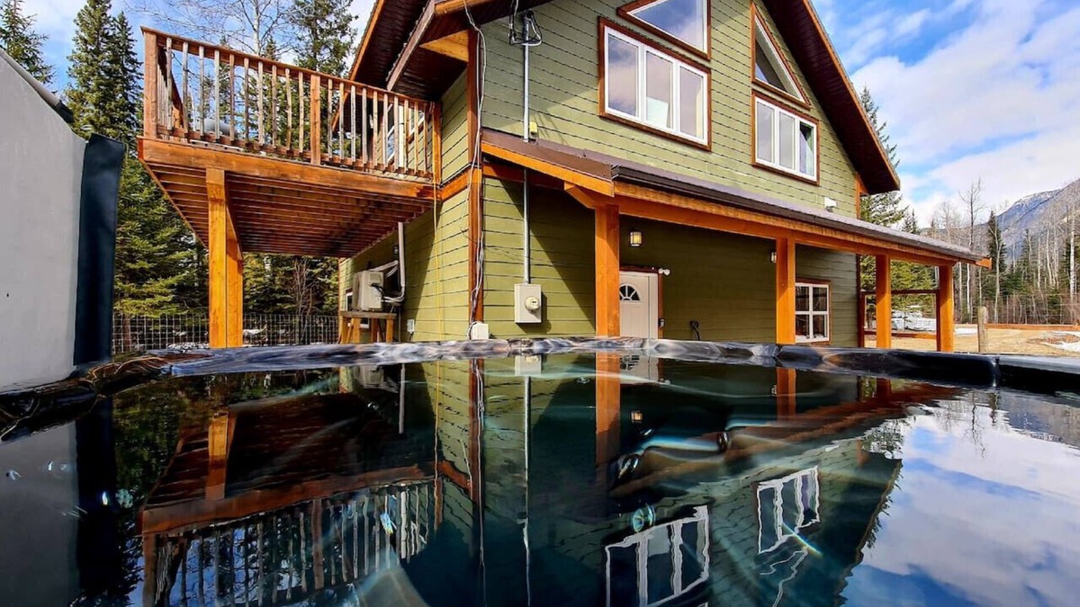 Blaeberry House | Cozy mountain view home w/hot tub