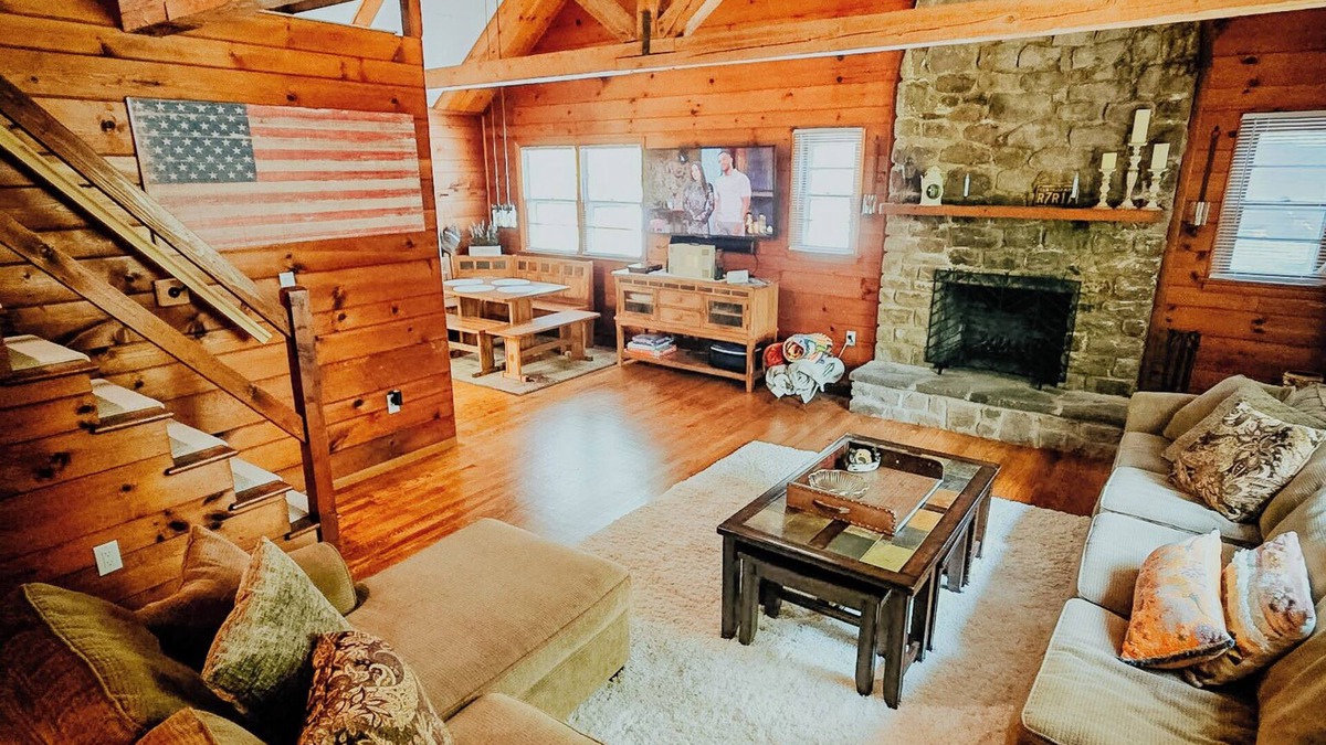Lake Harmony Cabin | Cozy Mountain Cabin! Bring Your Pup, Charge Your Car, Cruise the Cart!