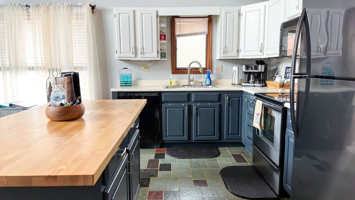 Canaan Valley Cabin | Cozy Mountain Cabin - Firepit & 5 min from Hiking!