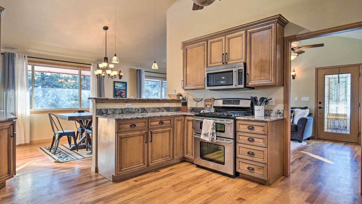 Bailey Cabin | Cozy Mountain Escape: Pet-Friendly Bailey Cabin