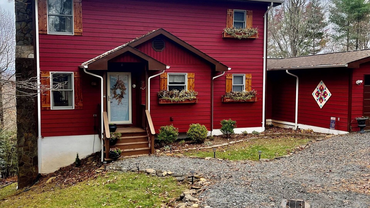 Fleetwood Cabin | Cozy Mountain Escape near W.Jefferson: Relax & Reconnect!